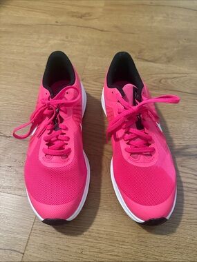 Nike Women's Bright Pink Athletic Running Shoes